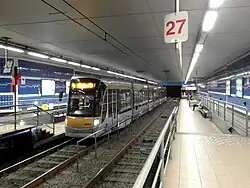 Brüssel, 2014: Prémétro-Station Sint-Gillisvoorplein/Parvis de Saint-Gilles des Nord-Süd-Tunnels mit teilabgesenkten Bahnsteigen für den Betrieb mit Straßenbahnfahrzeugen