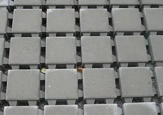 Pflastersteine mit Splittfugen zur Versickerung von Regenwasser