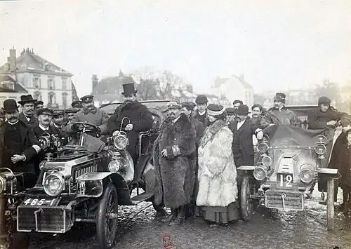 Erste Automobilisten-Pelze, meist mit Fell außen (1905)