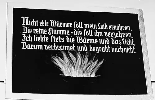 Höhnische Inschrift eines Spruches von Peter Rosegger am Eingang zum Krematorium. Aus der Sammlung des USHMM