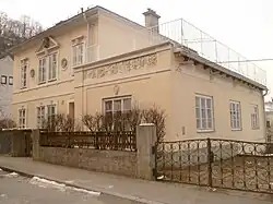 Pigers Haus und Atelier in der Riedenburg, mit von ihm modelliertem Fassadenschmuck.