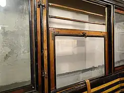 Historischer Budapester Wagen, das per Lederriemen bedienbare Senkfenster lässt sich aus Sicherheitsgründen nur im oberen Bereich öffnen, zusätzlich verhindern Querstreben unbefugtes Hinauslehnen