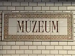 Schild im U-Bahn-Museum Budapest im Stile klassischer Stationsschilder der Porzellanmanufaktur Zsolnay