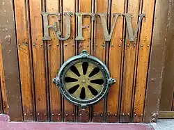 Lüftungsöffnung eines historischen Wagens der Metró Budapest