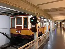 Abgesehen von den Einstiegsbereichen waren die Bahnsteige zum Gleis hin ursprünglich mit Gittern abgesichert