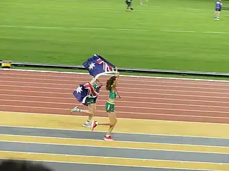 Vizeweltmeisterin Eleanor Patterson und Bronzemedaillengewinnerin Nicola Olyslagers auf einer&nbsp;Ehrenrunde