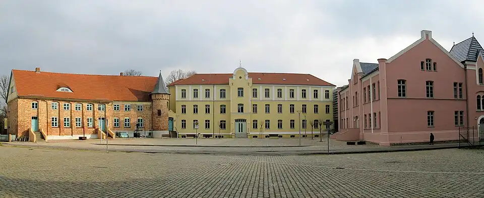 Schlossplatz mit Krummem Haus, Weiberhaus und das Amtshaus.