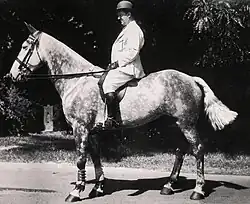 Ettore Bugatti mit seinem Rennpferd Brouillard