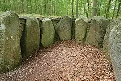 Tragsteinlücken mit Steinplatten ausgefüllt.