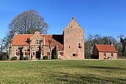 Blick auf Südseite des Steinhauses