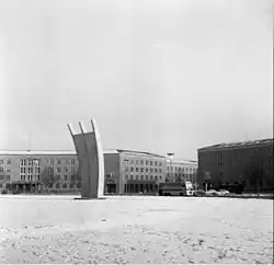 Luftbrückendenkmal vor dem Flughafen Tempelhof, 1954