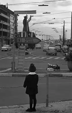 Weihnachtsgeschenke für Verkehrspolizisten, Bertha-von-Suttner-Platz (Bonn), 24. Dezember 1965