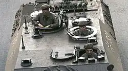 Besatzung eines Kanonenjagdpanzers mit der gepolsterten Panzerschutzmütze 1965