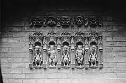 Bildhauerarbeiten am Giebel der Turnhalle, Bärengruppe (um 1900), Aufnahme von 1930