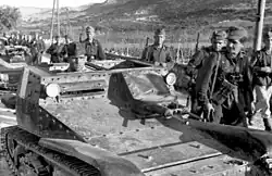 Deutsche und italienische Soldaten mit L3/35 in Jugoslawien