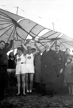 Lilienthal bei einer Vorführung des Gleitflugzeugs seines Bruders in den Gatower Bergen bei Berlin (1930)
