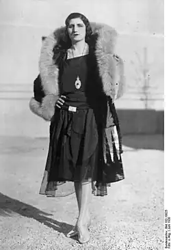 „vornehmes Nachmittagskleid mit Sommerpelz“, Paris (1925)