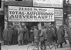 Ausverkauf eines Geschäftlokals in der Friedrichstraße