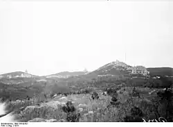 Diederichsberg mit Wohnhaus des Gouverneurs, Ansicht der südlichen Bergseite, 1913