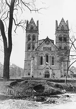 Die schwer beschädigte Herz-Jesu-Kirche 1945