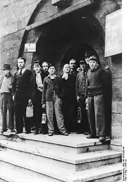 Zivilisten vor einem Bunker, 1945