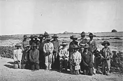 Manasse ǃNoreseb Gamab, Kaptein der „Roten Nation“, mit seinen Großleuten, Hoachanas 1897