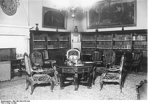 Bibliothek der Reichskanzlerwohnung, über dem Kamin das Bismarck-Wappen