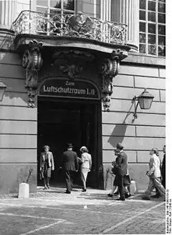 Luftschutzhinweis am Haupteingang der Universität Berlin (1940)