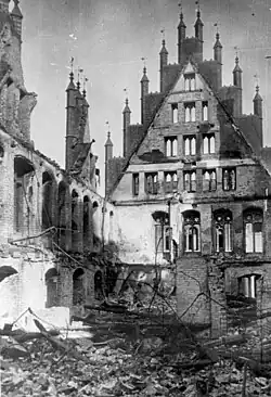 Ruine des Alten Rathauses nach Luftangriffen, 1943, von innen: links Marktfassade mit Lukarnen