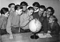 Schüler am Schulglobus 1951