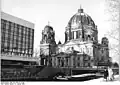 Dom nach Abschluss des Wiederaufbaus, links der Palast der Republik, 1982