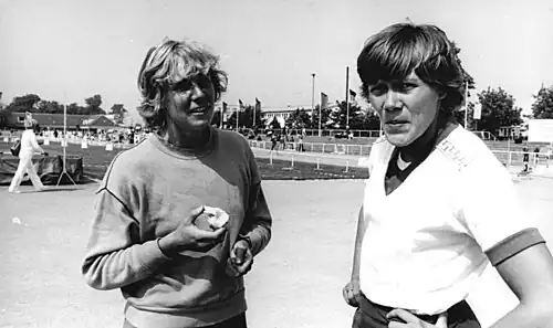 Vizeweltmeisterin und Vizeeuropameisterin von 1982 Sabine Paetz (rechts) neben Bronzemedaillengewinnerin Anke Vater (im Jahr&nbsp;1983)