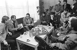 Lindenberg (mit Hut) bei der Besprechung seines Auftrittes mit Harry Belafonte und Egon Krenz 1983 in der damaligen DDR