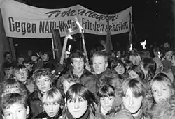 FDJler und Pioniere des Stadtbezirkes Prenzlauer Berg bei einem Friedensmeeting auf dem Helmholtzplatz