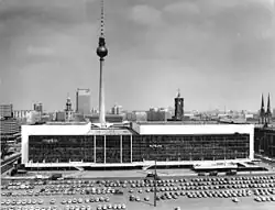 Ansicht Palast der Republik 1986 mit dem Fernsehturm im Hintergrund