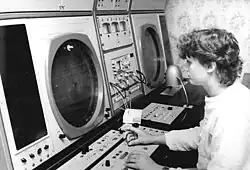 Schwarzweißfoto einer Frau an einem Radargerät