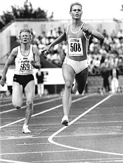 Nach ihrem Sieg über 100&nbsp;Meter errang Katrin Krabbe (rechts) auch den Titel über 200&nbsp;Meter – links die in der Vorrunde ausgeschiedene Joanna&nbsp;Smolarek