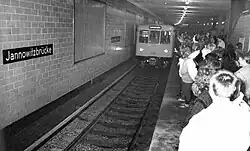 Ehemaliger Geisterbahnhof Jannowitzbrücke am 11.&nbsp;November 1989, zwei Tage nach dem Fall der Mauer