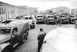 Verschrottung von Schützenpanzern auf dem Werksgelände (1990)