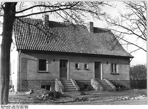 Groß-Langerwisch, Wohnhaus des VEG, 26.3.1954: Auf dem Volksgut Groß-Langerwisch wurden zwei der abgebildeten Zweifamilienhäuser 1953 für die Landarbeiter des Volksgutes gebaut. Im Jahr 1954 entstanden zwei weitere Wohnhäuser.