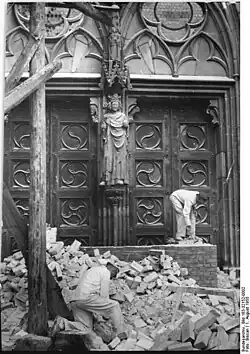 1955: Schutzmauer um die Statue Kaiser Ottos I. wird abgebrochen.