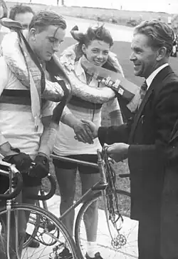 DRSV-Präsident Werner Scharch (r.) zeichnet die Sieger im Zweier-Mannschaftsfahren der Jugend aus, 1956