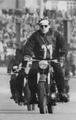 Gerhard Bolte als Schrittmacher von Lothar Meister II beim Rennen Rund um den Marx-Engels-Platz 1956 in Berlin