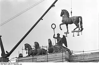 Rückkehr der Quadriga nach der Entfernung der preußischen Symbolik, 1958