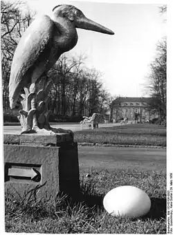 Zerstörter Terrakotta-Wegweiser Reiher von Klaus Tilke