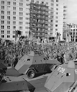 Das Sonder-Kfz-1 beim Appell der Berliner Kampfgruppen am 23. August 1961 in der Stalinallee.