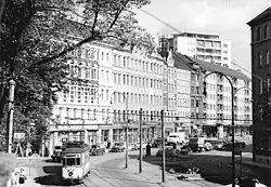 Einzeltriebwagen der Linie 8 biegt auf der Wilhelm-Pieck-Straße (heute Theaterstraße) aus Richtung Gleisdreieck kommend auf die Kaßbergauffahrt ab, 1962
