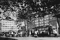 Zug aus Trieb- und Beiwagen am Haltepunkt Theaterplatz vor dem Hotel Moskau, 1962