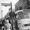 Sonderautobusse des Fabrikats Ikarus&nbsp;66 am nahen Grenzübergang Chausseestraße für West-Berliner Silvesterbesucher, 1963