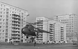 1964:Hubschrauber bei Montagearbeiten in Berlin